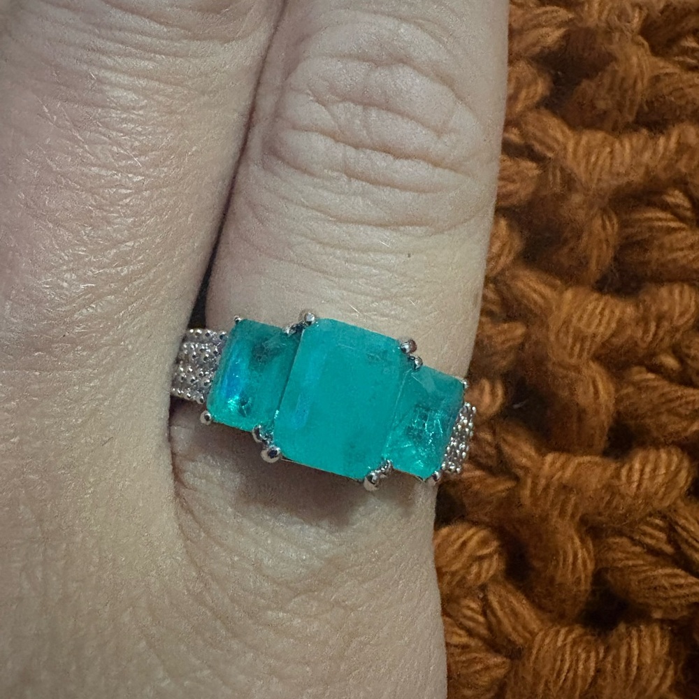 Elegant Silver and Green Gemstone Ring